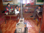 В типичном тибетском доме. Угощение национальным блюдом. Тибетская лапша.