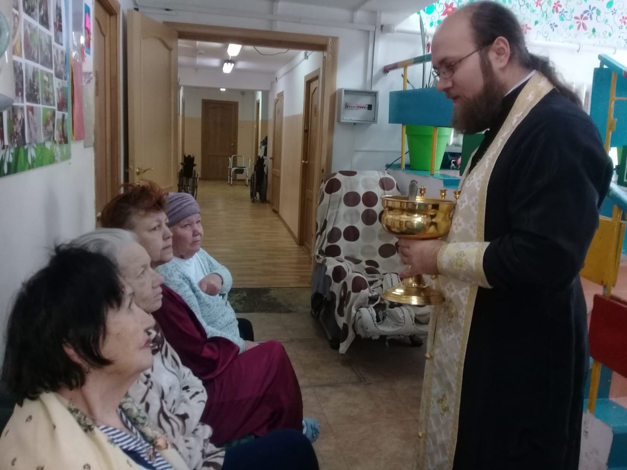 Священник и волонтеры посетили одиноких людей