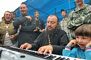Фото. Владивосток. Игумен Никита (Зеленюк) и участники слета православной молодежи