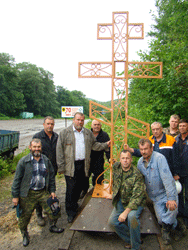 Владивосток. Рядом  с федеральной трассой М 60 установлен православный крест 