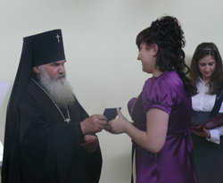 Владивосток. Архиепископ Вениамин вручил аттестаты воспитанникам Православной гимназии 
