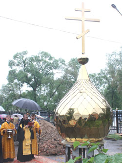 Фото. Покровка. Новый купол с крестом освящает епископ Уссурийский Иннокентий, викарий Владивостокской епархии