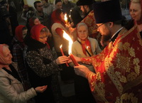 Благодатный огонь из Покровского собора принесен в храмы епархии