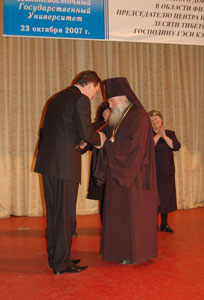 Фото, награждение архиепископа Вениамина званием Почетного профессора