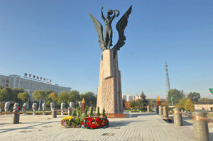 Фото. г. Суйфэньхэ. Памятник, прославляющий подвиг девушки-переводчицы Галины Дубеевой