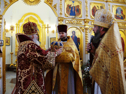 Фото. Владивосток,  протоиерей Игорь Талько (справа) вручает архиепископу Вениамину архиерейскую митру