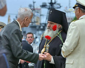 Фото, архиепископ Вениамин на военно-морском параде.