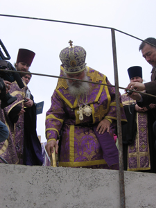 Фото, архиепископ Владивостокский и Приморский Вениамин совершил чин освящения закладки храма в честь Порт-Артурской иконы Божией Матери