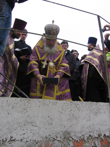 Фото, архиепископ Владивостокский и Приморский Вениамин совершил чин освящения закладки храма в честь Порт-Артурской иконы Божией Матери