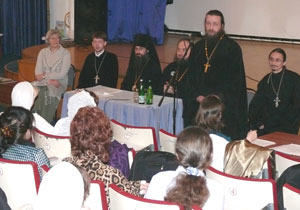 Фото. Владивосток. Участники круглого стола обсуждают рекомендации по миссионерскому служению на приходах