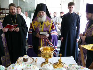 Фото, архиепископ Вениамин совершил освящение куличей на предприятии «Владхлеб»