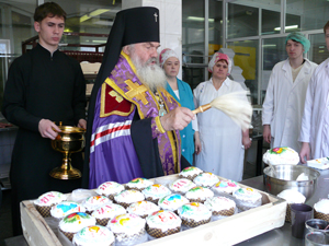 Фото, архиепископ Вениамин совершил освящение куличей на предприятии «Владхлеб»