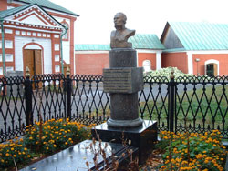 Фото, могила адмирала Федора Ушакова в Санаксарском мужском монастыре