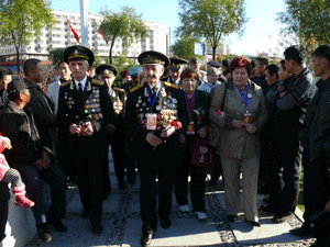 Фото. г. Суйфэньхэ. Члены Совета ветеранов Владивостока на церемонии открытия памятника переводчицы Галины Дубеевой