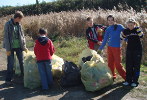 Фото, учащиеся Православной гимназии принимают участие в экологической акции