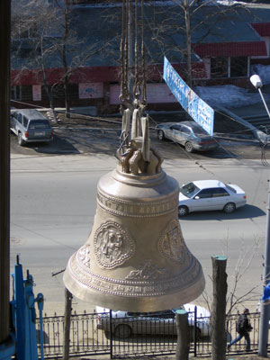 Фото, установка колоколов на храм