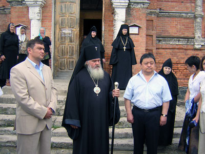 Архиепископ Вениамин и В. П. Пак (справа)