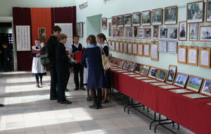 Фото. Владивосток. Ученики Православной гимназии на выставке о миссии святителя Николая Японского