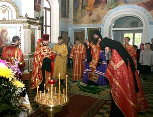 Фото. Епископ Иннокентий на молебне