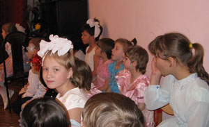 Фото. Владивосток. Молодежь Успенского храма начала окормлять детей из городского дома-интерната