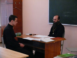 Фото. Владивосток, игумен Иннокентий принимает экзамен в епархиальном духовном училище