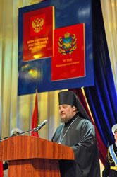 Фото. Владивосток, епископ Сергий зачитывает приветственный адрес Патриарха Кирилла