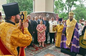 Фото, молебен в арке-часовне в честь свт. Николая