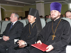 Фото. Владивосток. Игумен Феофан (Ким) - в центре, протоиерей Сергий Якутов - справа
