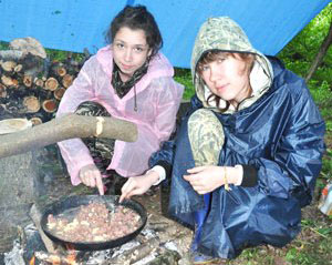 Фото. Новолитовск. Юные следопыты живут в палатках и сами готовят еду на костре