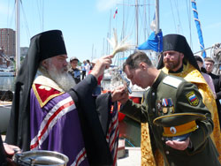 Фото. Владивосток, архиепископ Вениамин благословляет участников III Морского Крестного хода из Владивостока вокруг Сахалина