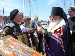 Фото. Владивосток, архиепископ Вениамин благословляет участников III Морского Крестного хода из Владивостока вокруг Сахалина