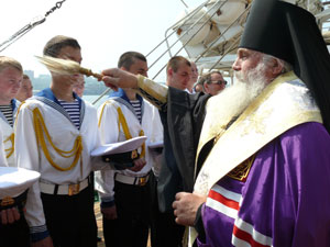 Фото. Владивосток. Архиепископ Вениамин благословил экипаж «Паллады» перед отбытием в экспедицию