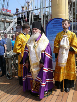 Фото. Владивосток. Архиепископ Вениамин благословил экипаж «Паллады» перед отбытием в экспедицию