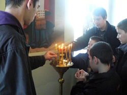 Фото. Владивосток, паломническая поездка для детей с проблемами опорно-двигательного аппарата, дети ставят свечи в храме