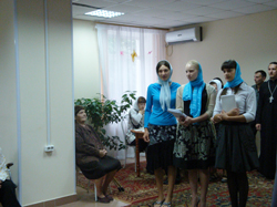 Фото. Уссурийск, православная молодежь в доме-интернате для престарелых