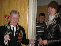 фото. Владивосток. Активисты организации «Помощь ближнему» поздравили ветеранов с Днем Защитника Отечества