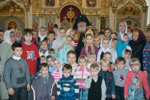 Фото. Уссурийск. Архиепископ Вениамин с воспитанниками только что открывшейся воскресной школы