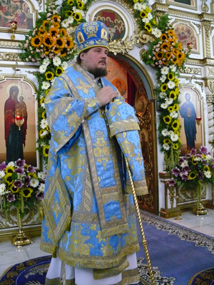 Фото. Архиепископ Вениамин возглавил богослужение в престольный праздник Успенского храма
