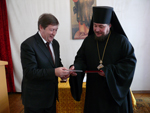 Награждение епископа Сергия медалью Патриот России