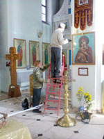 Фото. Арсеньев. Внутри помещений Благовещенского кафедрального собора устанавливают новую акустическую систему