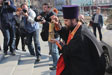 Фотогалерея, Владивосток. Прибытие Благодатного огня в Покровский кафедральный собор в понедельник Светлой седмицы, 16 апреля 2012 года