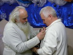 Владивосток. Митрополит Вениамин награждает епархиальной наградой