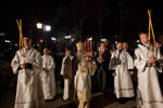 Фото. Владивосток, пасхальное богослужение. Крестный ход вокруг Покровского кафедрального собора