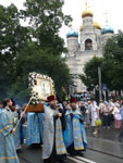Фото. Владивосток, начало крестного хода с Албазинкой и Порт-Артурской иконами Божией Матери