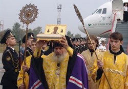Фотография архиепископ Вениамин встретил мощи Николая Чудотворца в аэропорту «Владивосток»