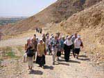 Паломники поднимаются на гору Искушений близ Иерихона