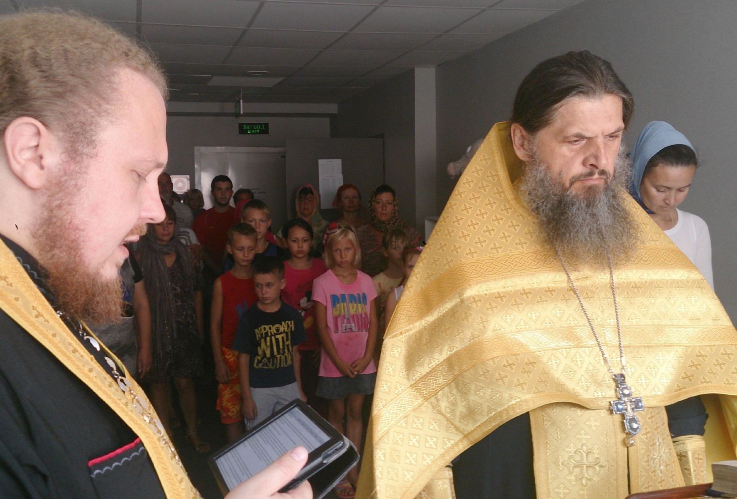 Беженцев с Украины во Владивостоке навестили священники, представители соцслужб и спасатели