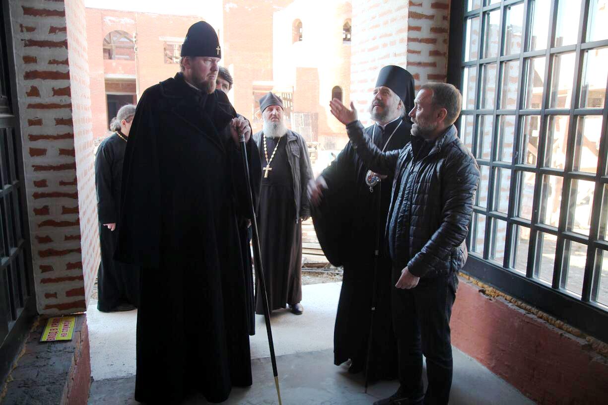 Митрополит Владимир посетил строящийся храм и кладбище города Находки
