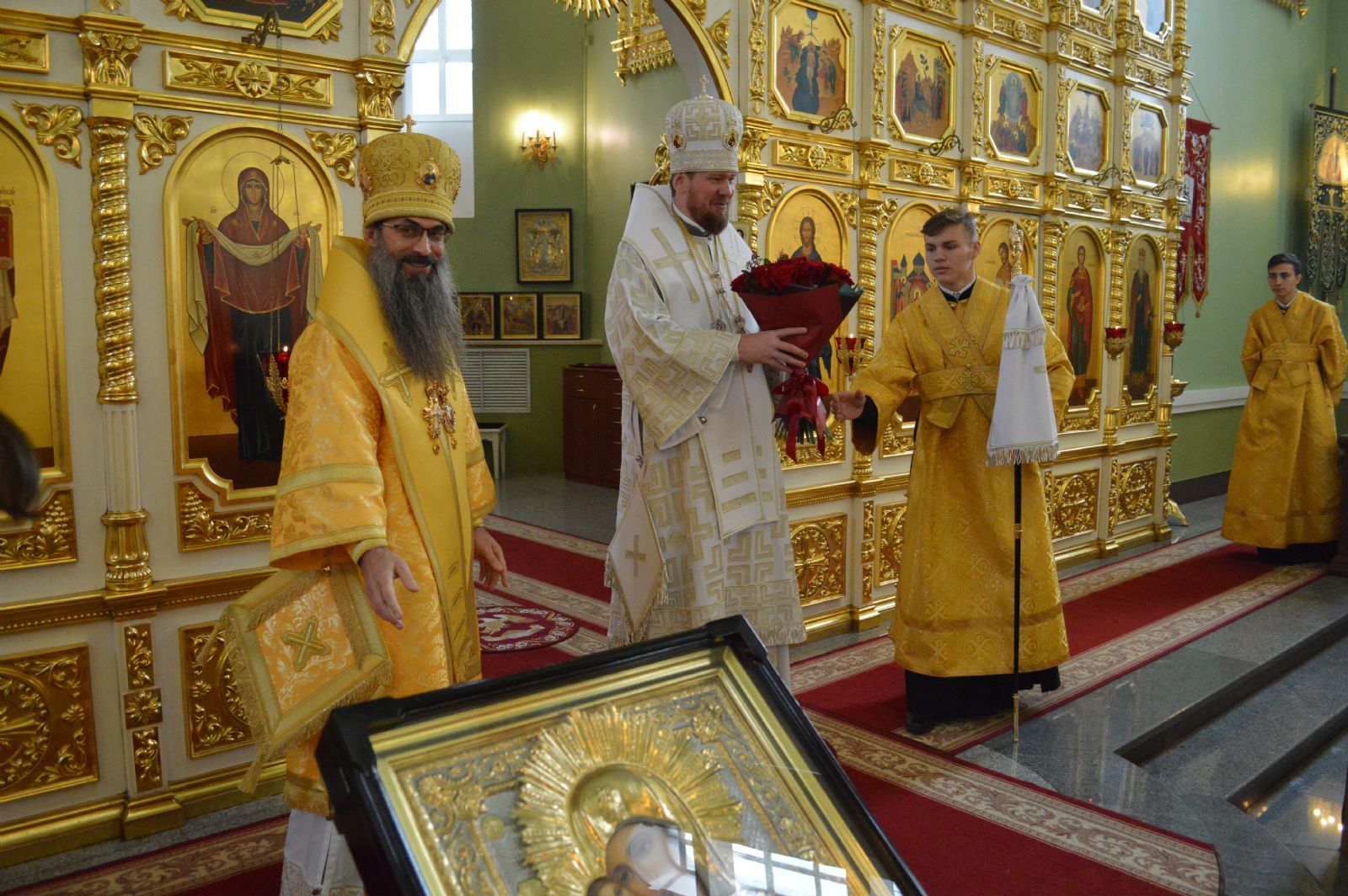 В 8-ю годовщину архиерейской хиротонии глава Приморской митрополии совершил литургию в Покровском соборе