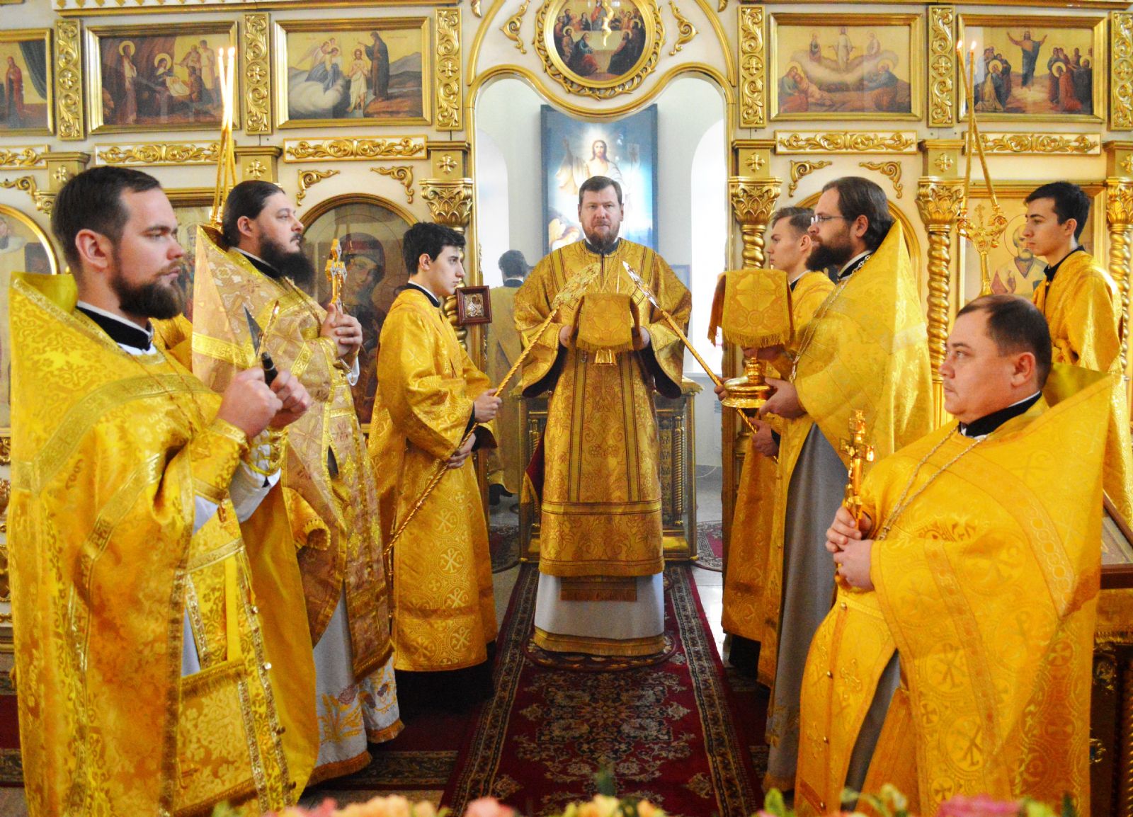 Глава Приморской митрополии совершил Божественную литургию в день престольного праздника храма святителя Николая Чудотворца